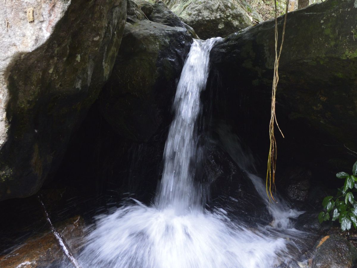 Trono de Gelo, queda d’água entre as pedras
