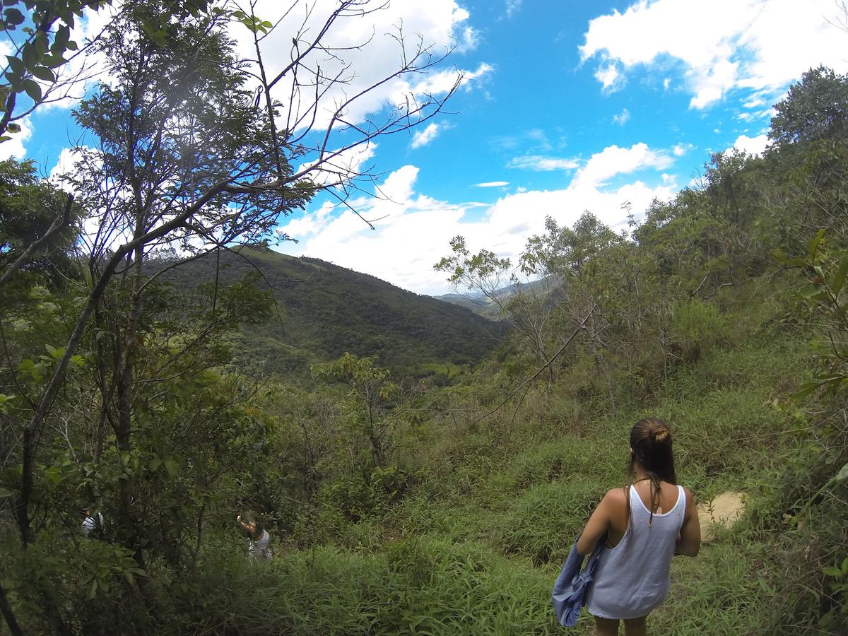 Trilha com vista para as montanhas