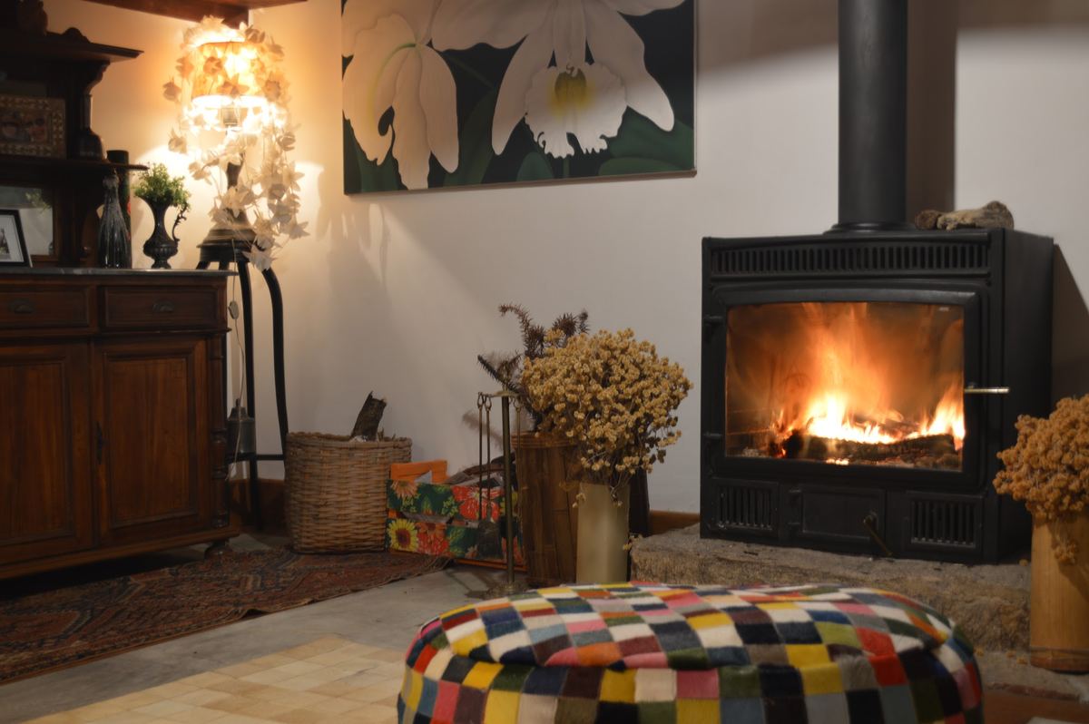 Lareira acesa na sala